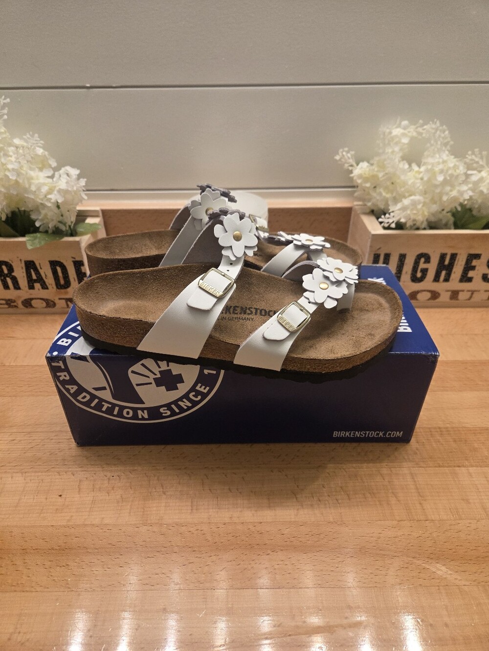 Birkenstock Mayari Flowers Toe Loop Sandals White Leather Women's Sz EU 38